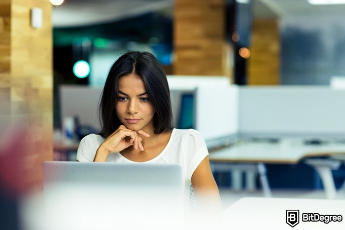 Udacity data science: woman choosing a course on the computer.